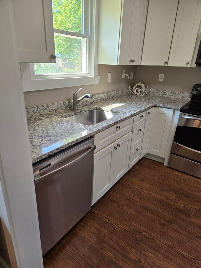 Building Photo - Country Ranch Style Home with attached Gar...