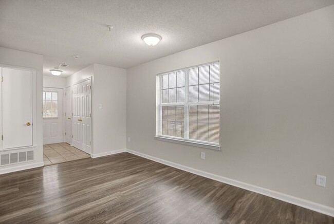 Building Photo - LEASING NOW!! Renovated 1 Bed, 1 Bath Town...