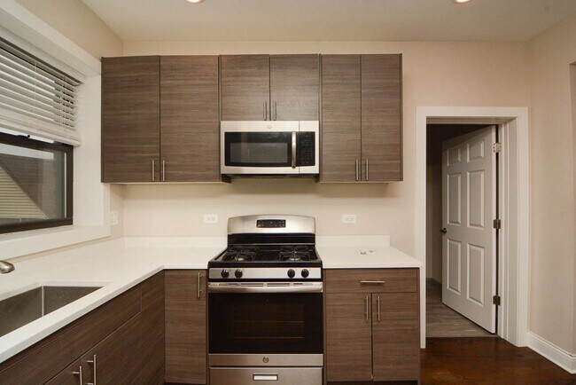 Foto del edificio - 2228 N Sawyer Ave
