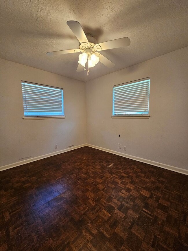 Building Photo - (3) Bed/(1.5) Bath Near Core Norman and OU...