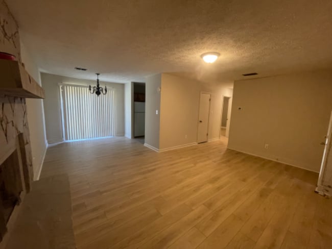 Foto del edificio - 475 Rustwood Dr