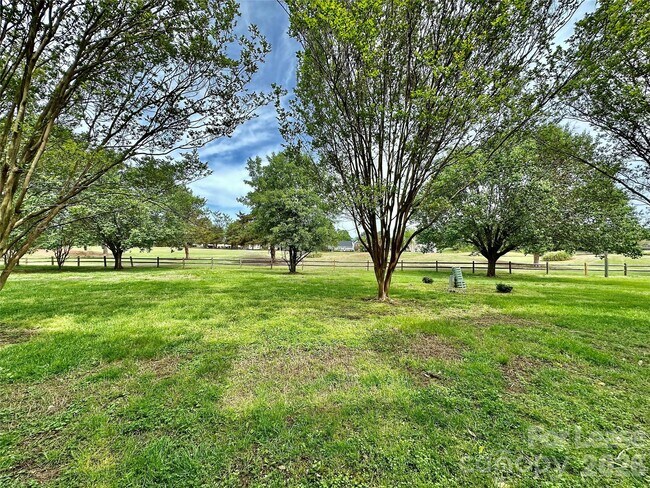 Foto del edificio - 10240 Rose Meadow Ln