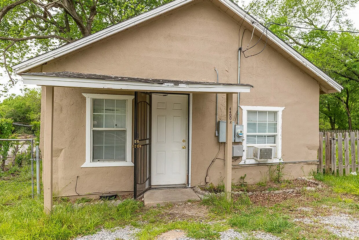 Building Photo - Coming Soon! 2 bed/1 bath!