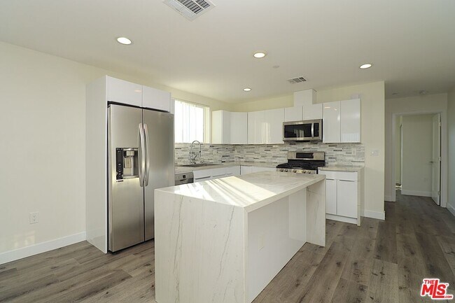 Foto del edificio - 2121 Burnside Ave