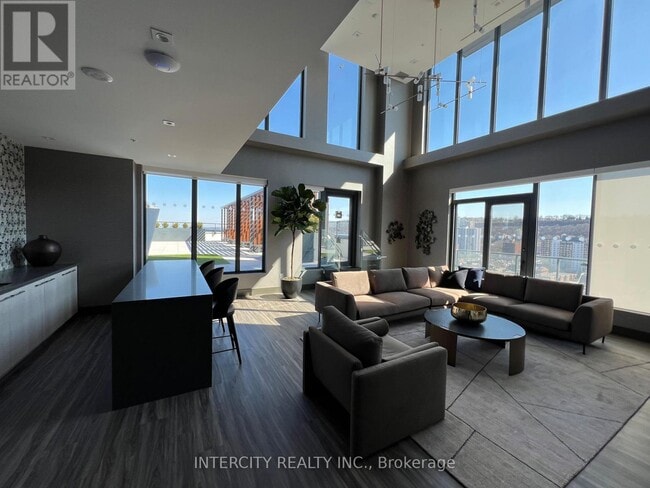 Building Photo - 75 James St S