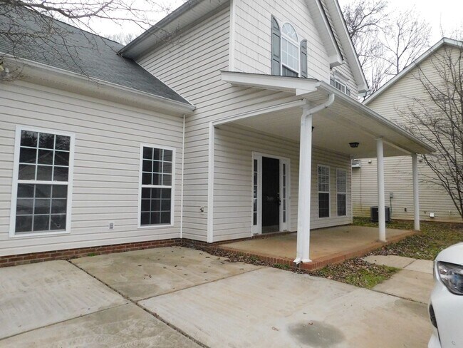 Foto del edificio - 4 bedroom 2.5 bath newly renovated