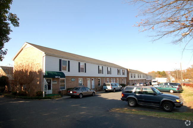 Debbi Dunn 12/4/07 - Mountcrest Apartments