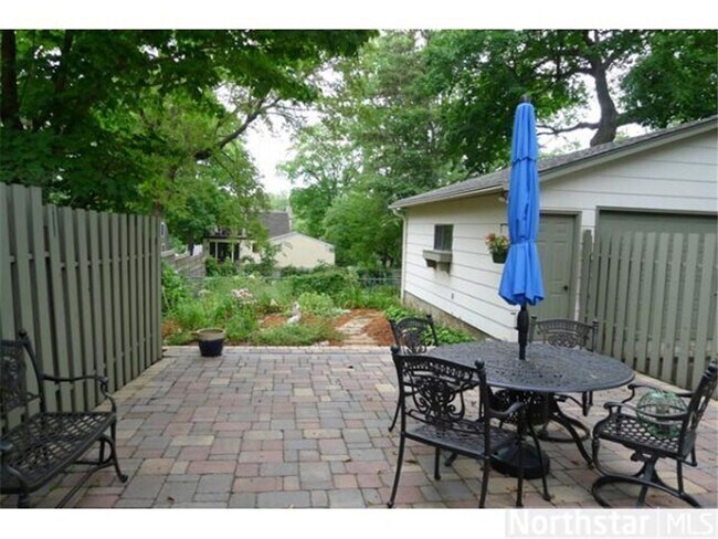 Foto del edificio - Wayzata,  Absolutely enchanting "English C...