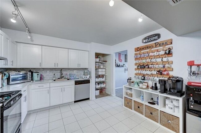 Building Photo - 731 N Pine Island Rd
