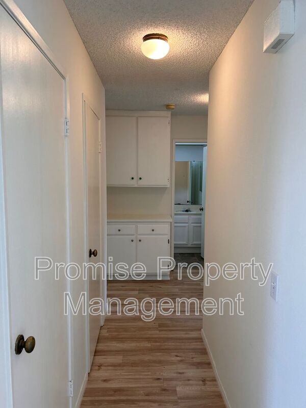 Foto del edificio - 885 Pinewood Dr