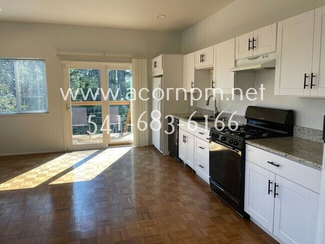 Building Photo - Large 4BD/3BA Home Near Hendricks Park. Tw...