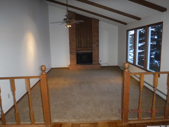 Building Photo - Spacious Home - Quiet Neighborhood!