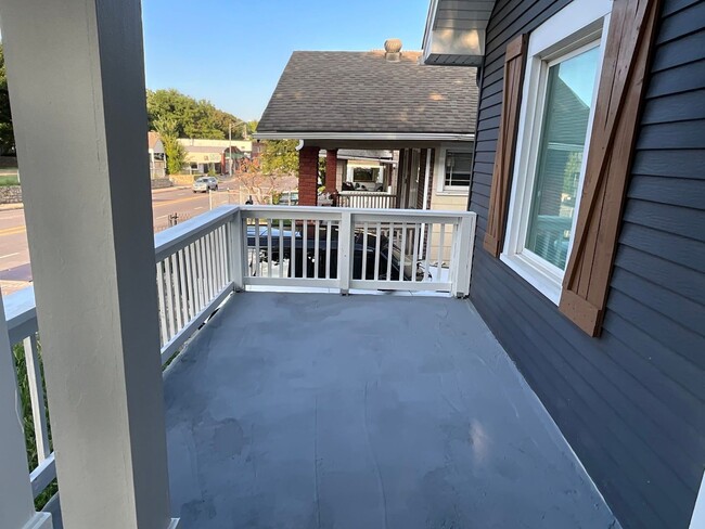 Building Photo - large three bedroom house with extra livin...