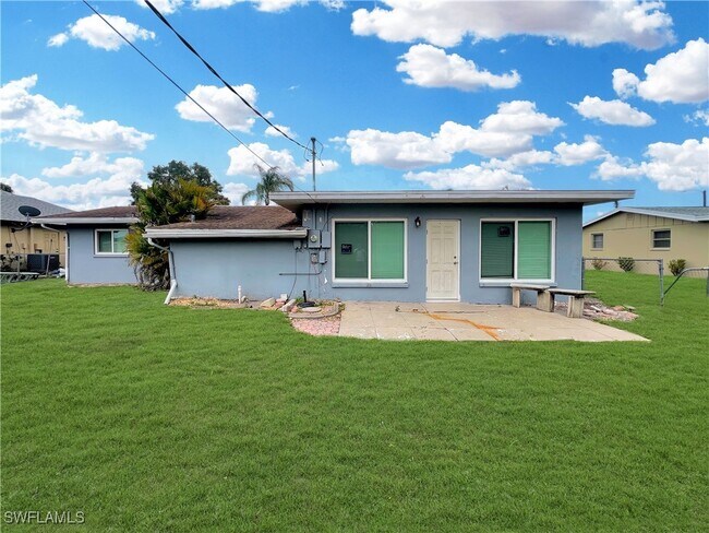 Building Photo - 2210 Parkview Dr