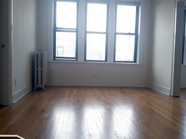 Foto del edificio - 2704 N Sawyer Ave