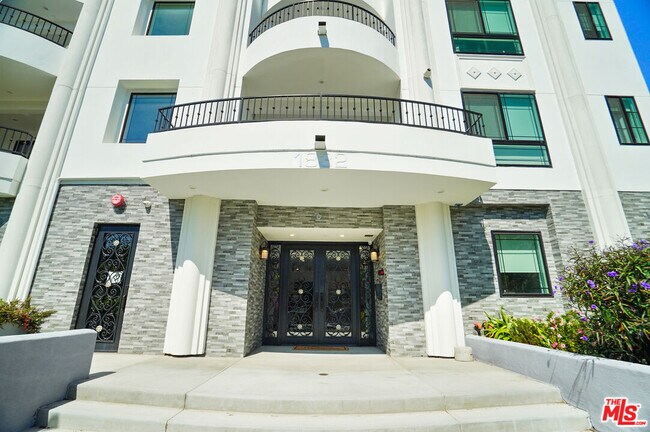 Building Photo - 1832 S Barrington Ave
