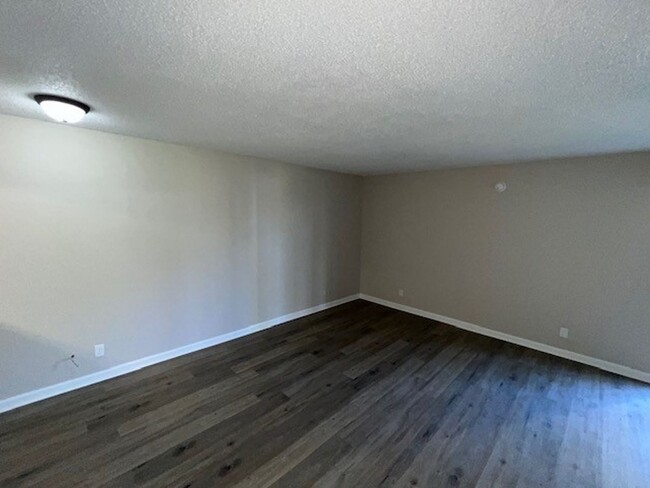 Building Photo - Newly Renovated 3B/1B Apartment Available ...