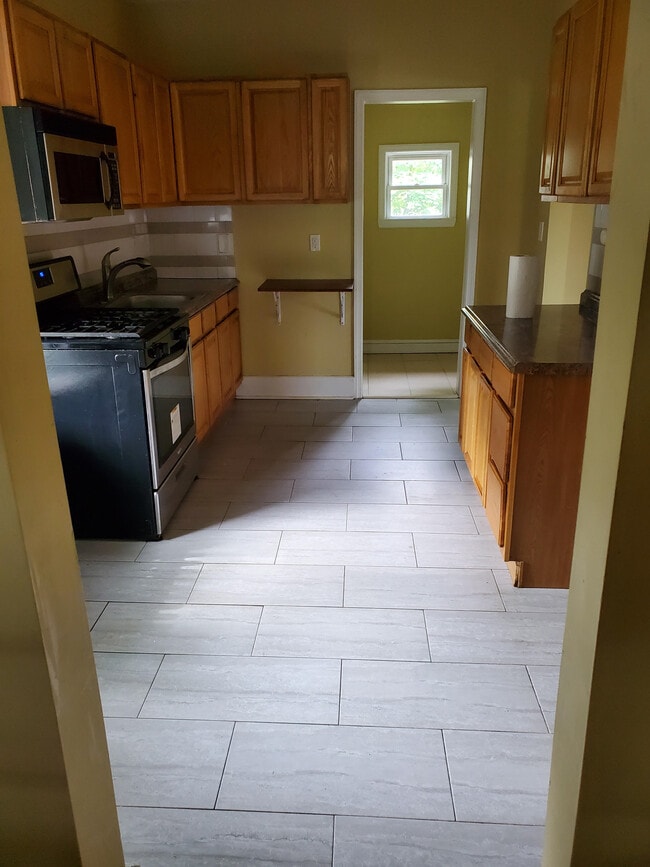 Kitchen - 20 Englewood Ave