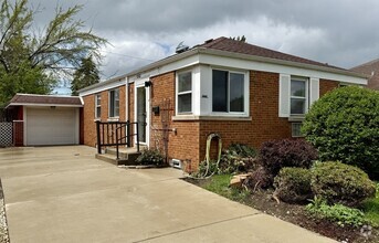 Building Photo - 5542 N Odell Ave