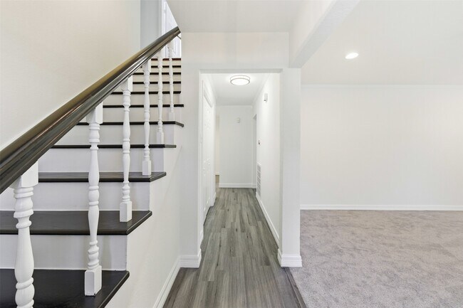 Building Photo - 5818 Chinaberry Dr