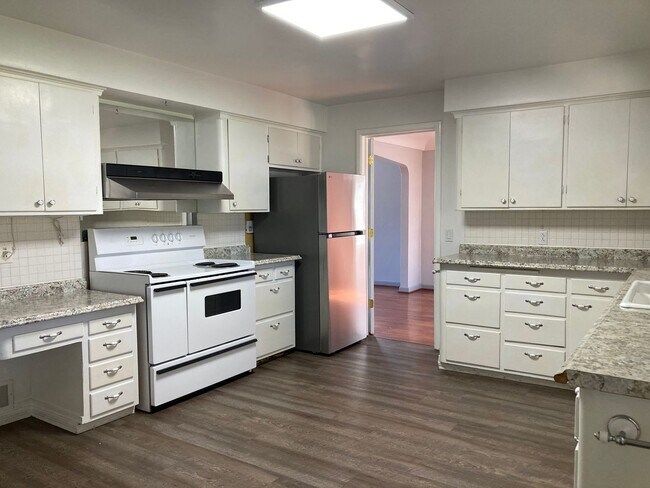 Building Photo - PENDING APPLICATION- Spacious 4 Bedroom on...