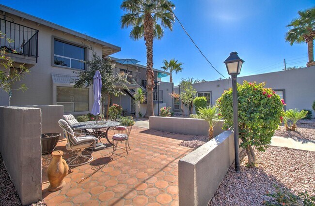 Building Photo - Furnished Remodeled 2 Bedroom + 1 Bathroom...
