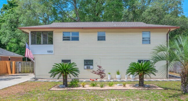 Building Photo - 1002 High Grove Ct