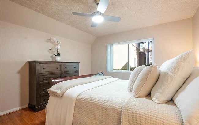 Building Photo - 7525 Charmant Dr