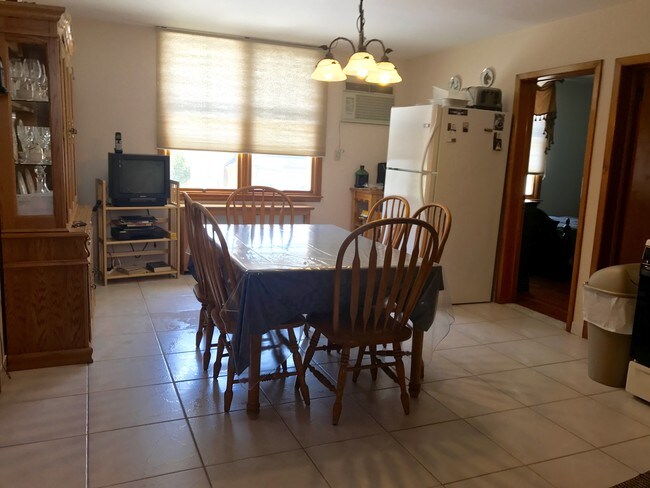 Level 2 Kitchen - 352 Parkinson Ave