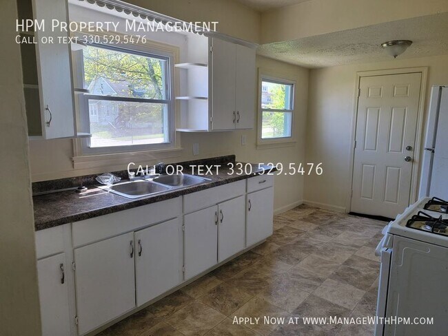 Building Photo - 2 bedroom 1.5 bath house in Akron