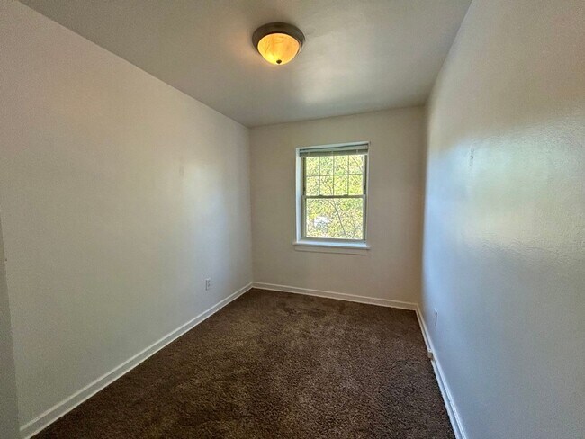 Foto del edificio - SPACIOUS 3 BEDROOM TOWNHOME