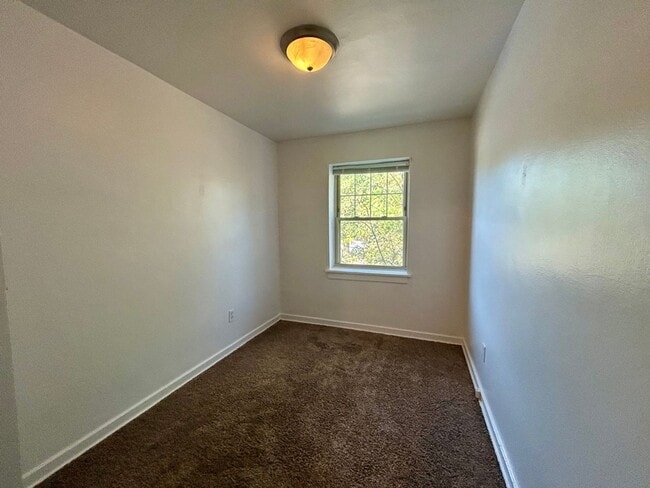 Building Photo - SPACIOUS 3 BEDROOM TOWNHOME