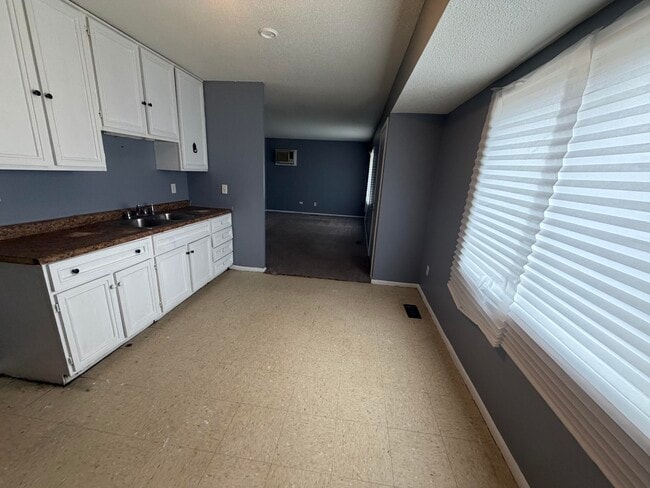 Building Photo - 1003 Shasta-