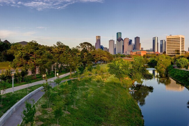 El parque Buffalo Bayou está a sólo una milla de distancia. - The Sovereign at Regent Square