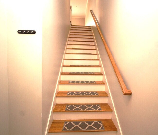 Building Photo - Luxurious Townhome