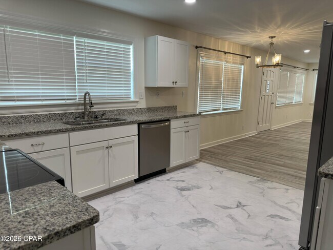 Foto del edificio - 4900 S Lakewood Dr