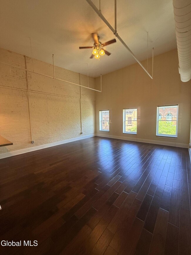 Foto del edificio - 275 River St