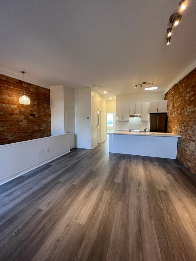 Building Photo - 1164 Queen St W