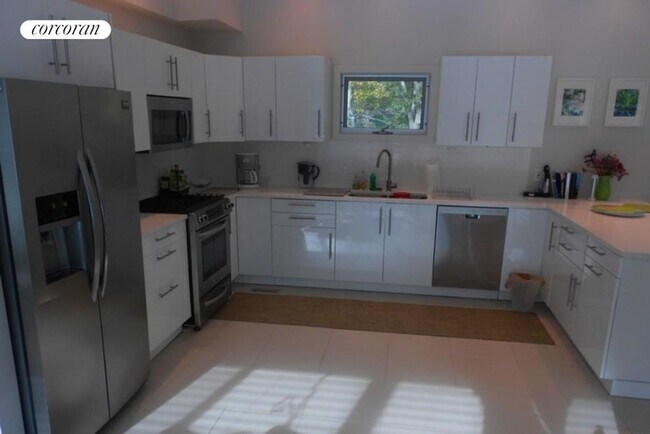 Building Photo - 10 Albertines Ln
