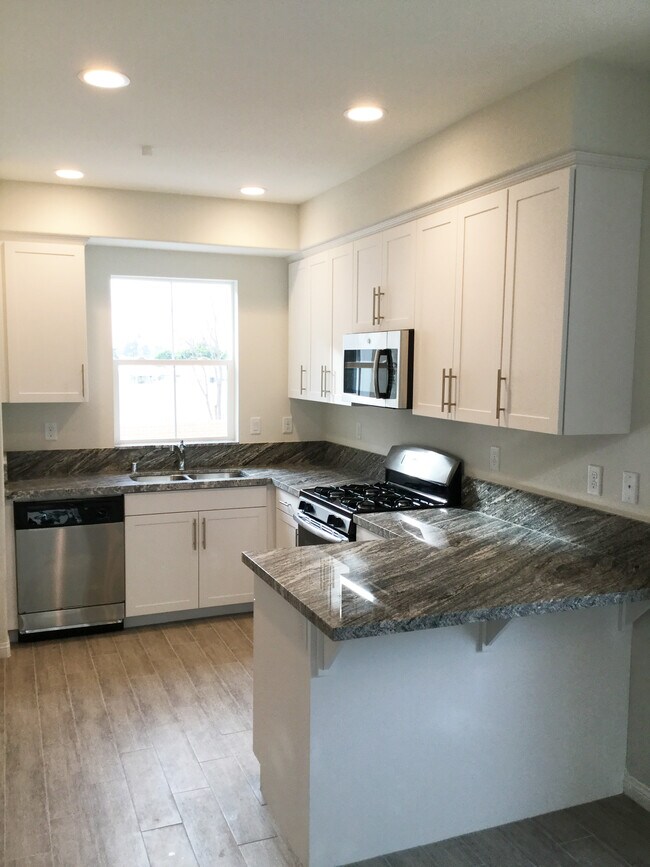 Foto del edificio - 9191 Bloomfield Ave