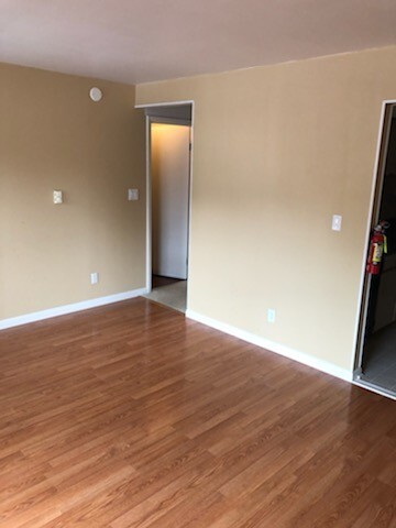 Building Photo - 3 bedroom, 1 1/2 bath townhouse