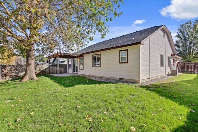 Building Photo - Spacious Updated 3 Bedroom, 2 Bath home in...
