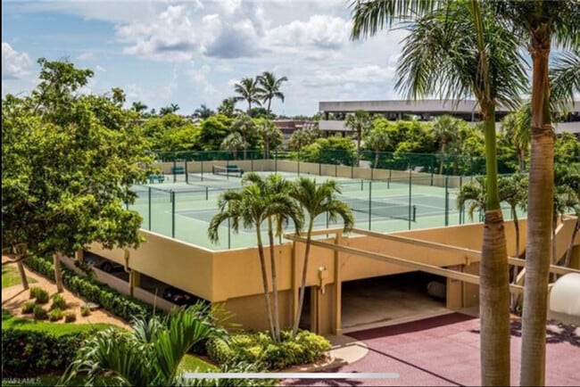 Foto del edificio - 100 N Collier Blvd