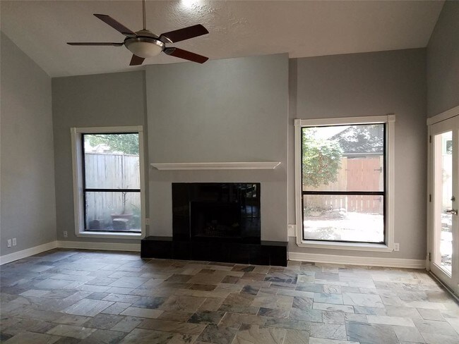Building Photo - 8025 W Oakwood Ct