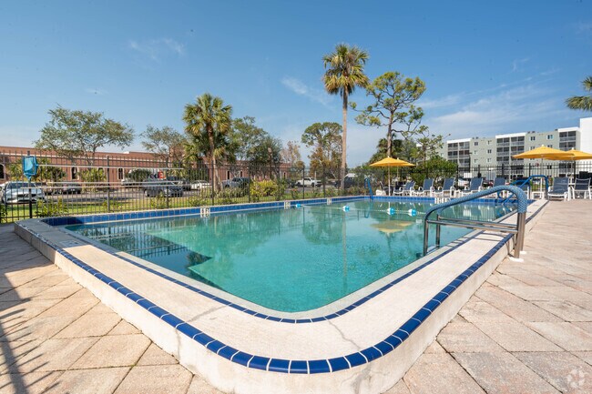 Piscina climatizada estilo resort - Sage Grove on Aaron Apartments