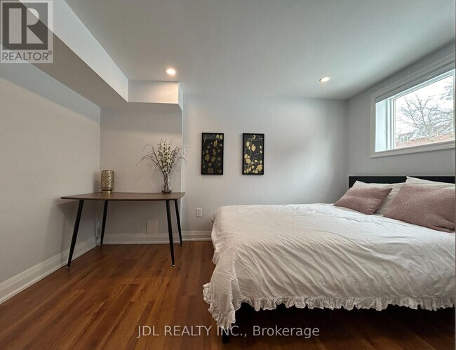 Photo du bâtiment - 973 Willowdale Ave
