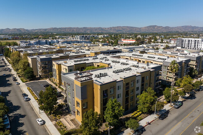 Building Photo - Reveal
