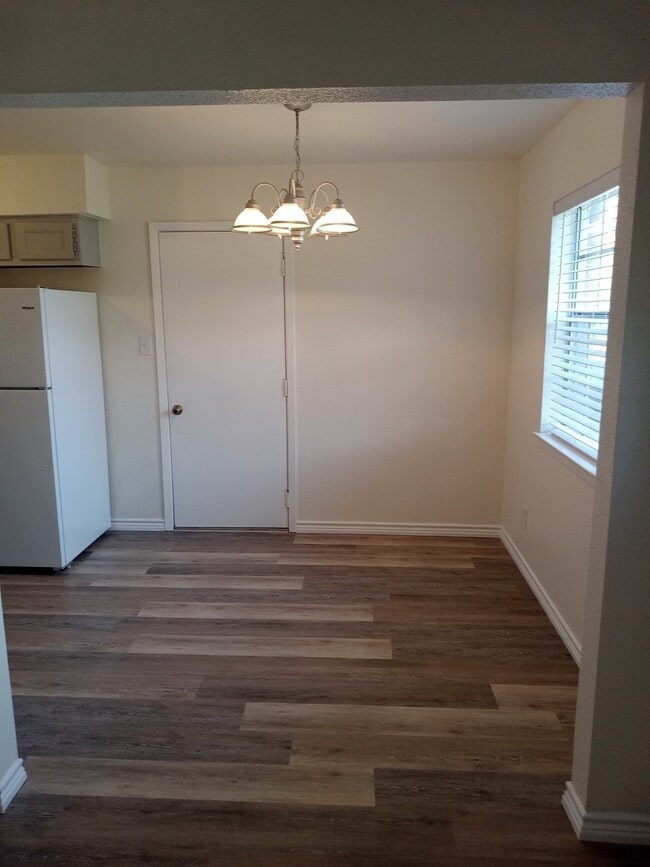 Building Photo - 448 Carlton St