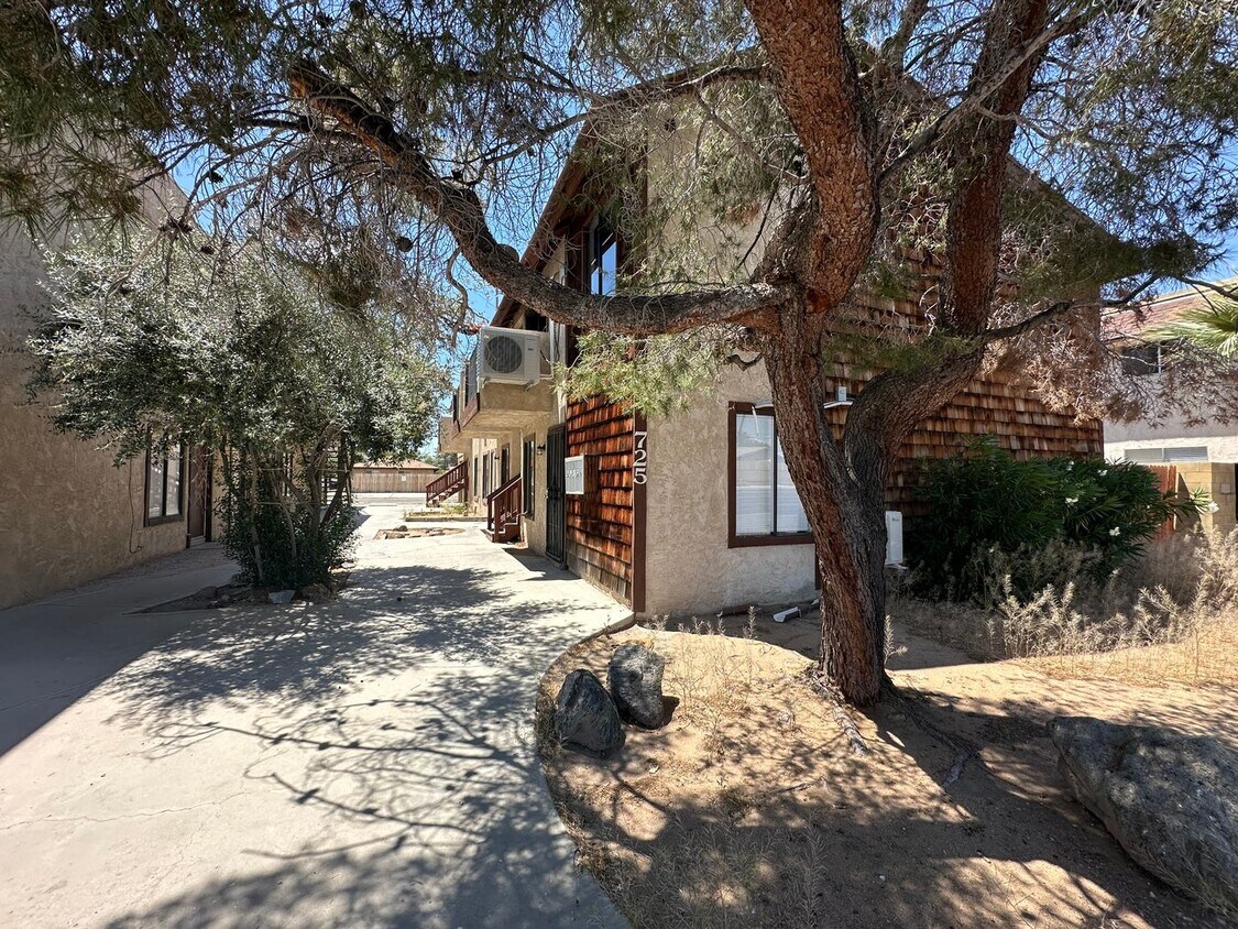 725 E Ridgecrest Blvd Unit D, Ridgecrest, CA 93555 Room for Rent in