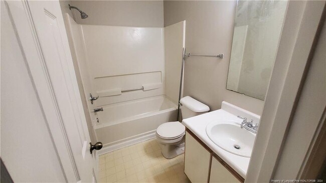 Foto del edificio - 241 Waterdown Dr